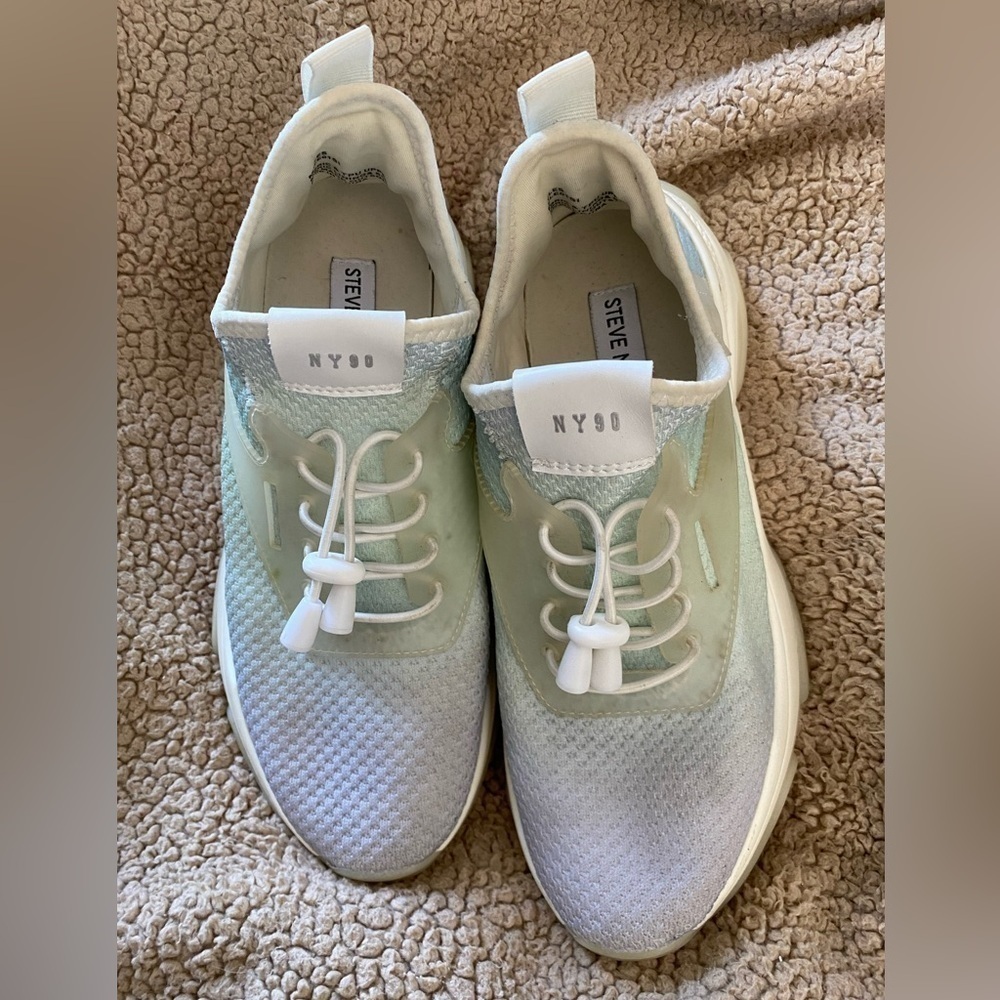 Steve Madden Myle NY 90 Iridescent Blue Multicolor Sneakers, Size 8 Medium